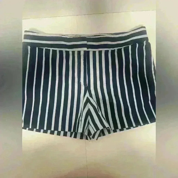 Ann Taylor LOFT Striped Shorts Size 12 - A20 - Picture 1 of 9